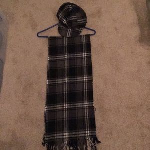 I am selling this very beautiful hat with scarf❤️